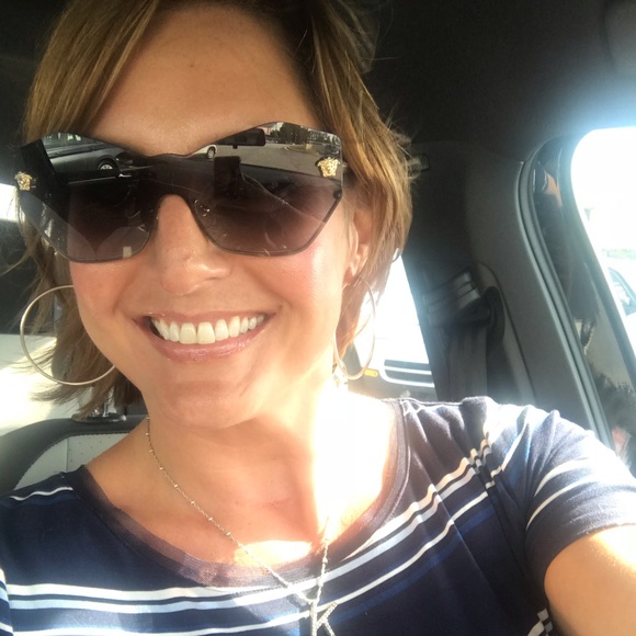 Meet your Posher, Kelly! More to come in this wk! - Picture 1 of 2